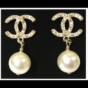 Chanel pearl Earrings!
